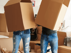 due persone con degli scatoloni in testa