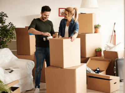 una coppia fa degli scatoloni in casa